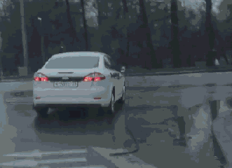 疏忽 | 加完油不看后視鏡，加油站沒了…